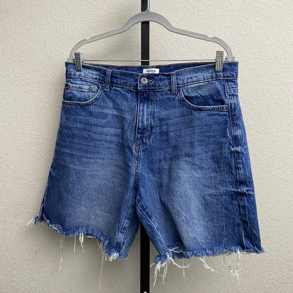 Kensie Women’s Retro Luxe Stretch Raw-Hem Medium Blue Denim Jean Shorts